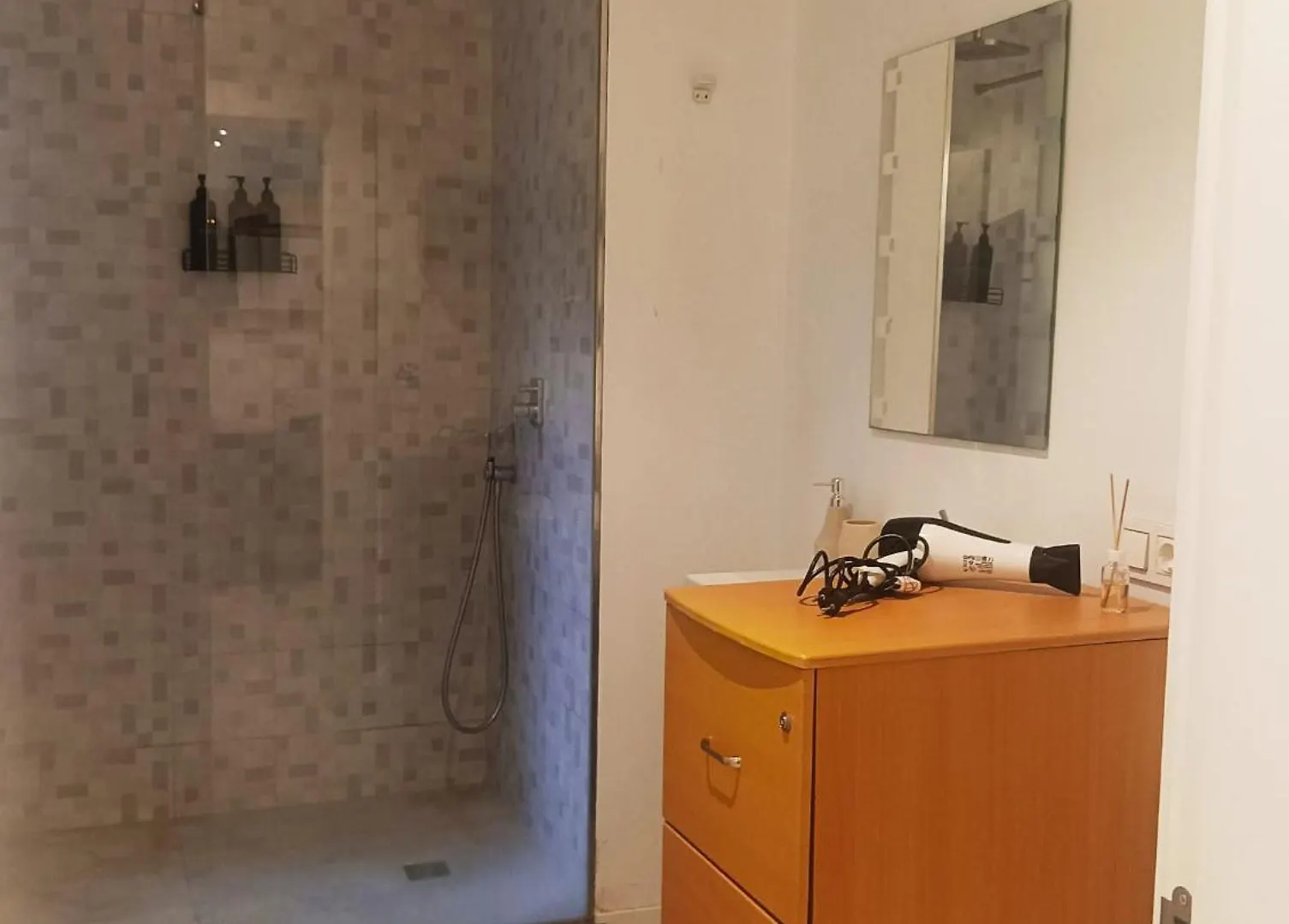Una Habitacion En Un Piso Muy Centrico Y Moderno En Malaga - Room In A Centric And Modern Apartment In The Heart Of Malaga Homestay